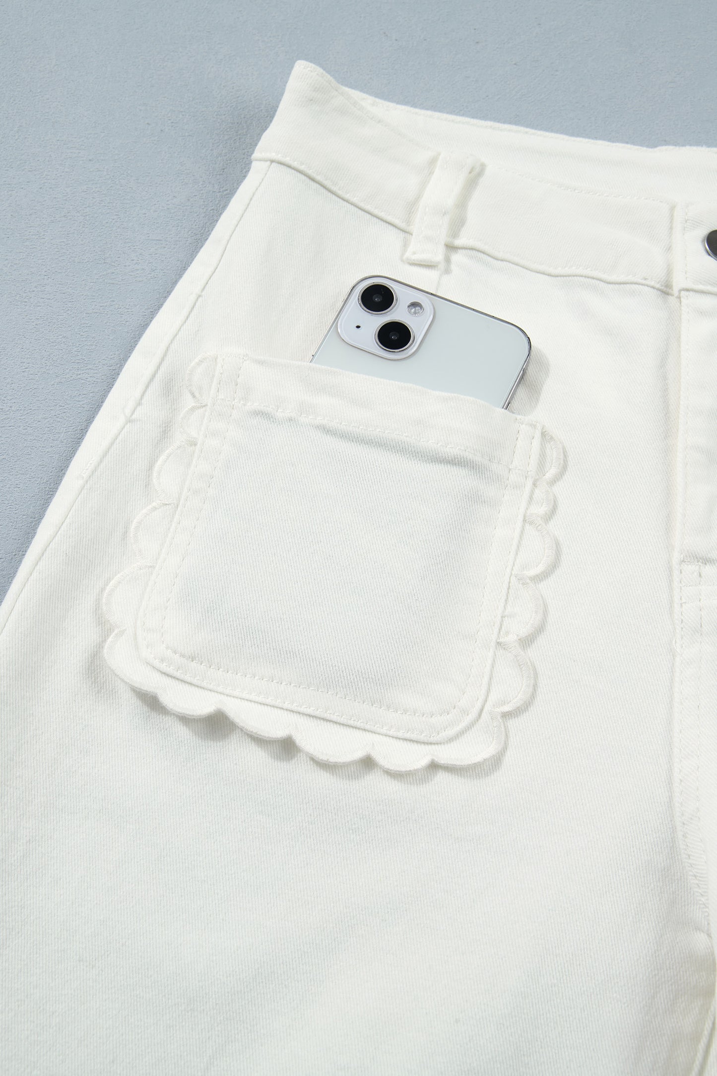 White Solid Color Scalloped Patch Pocket Shift Jeans